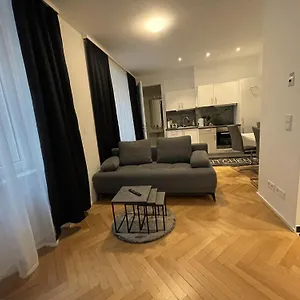 1st La Opera Suites Appartement